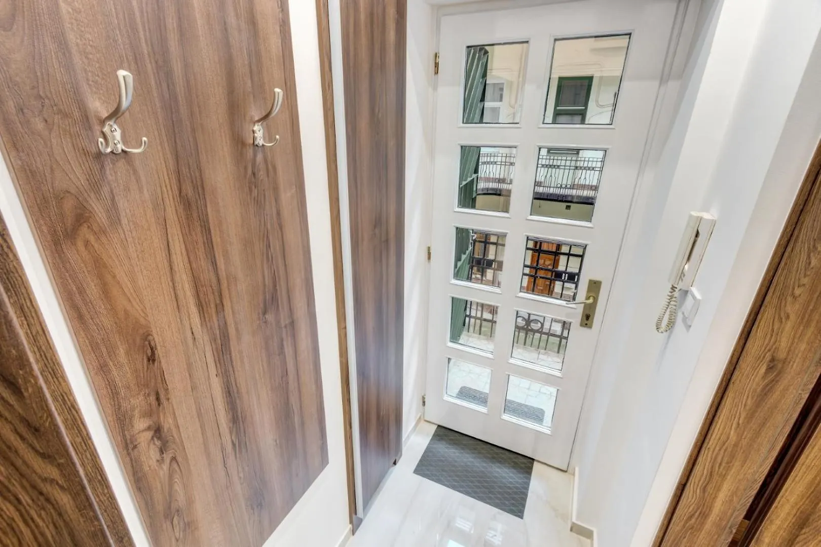 Mega Deal - Elegance - No Deposit Needed Budapest 0*,