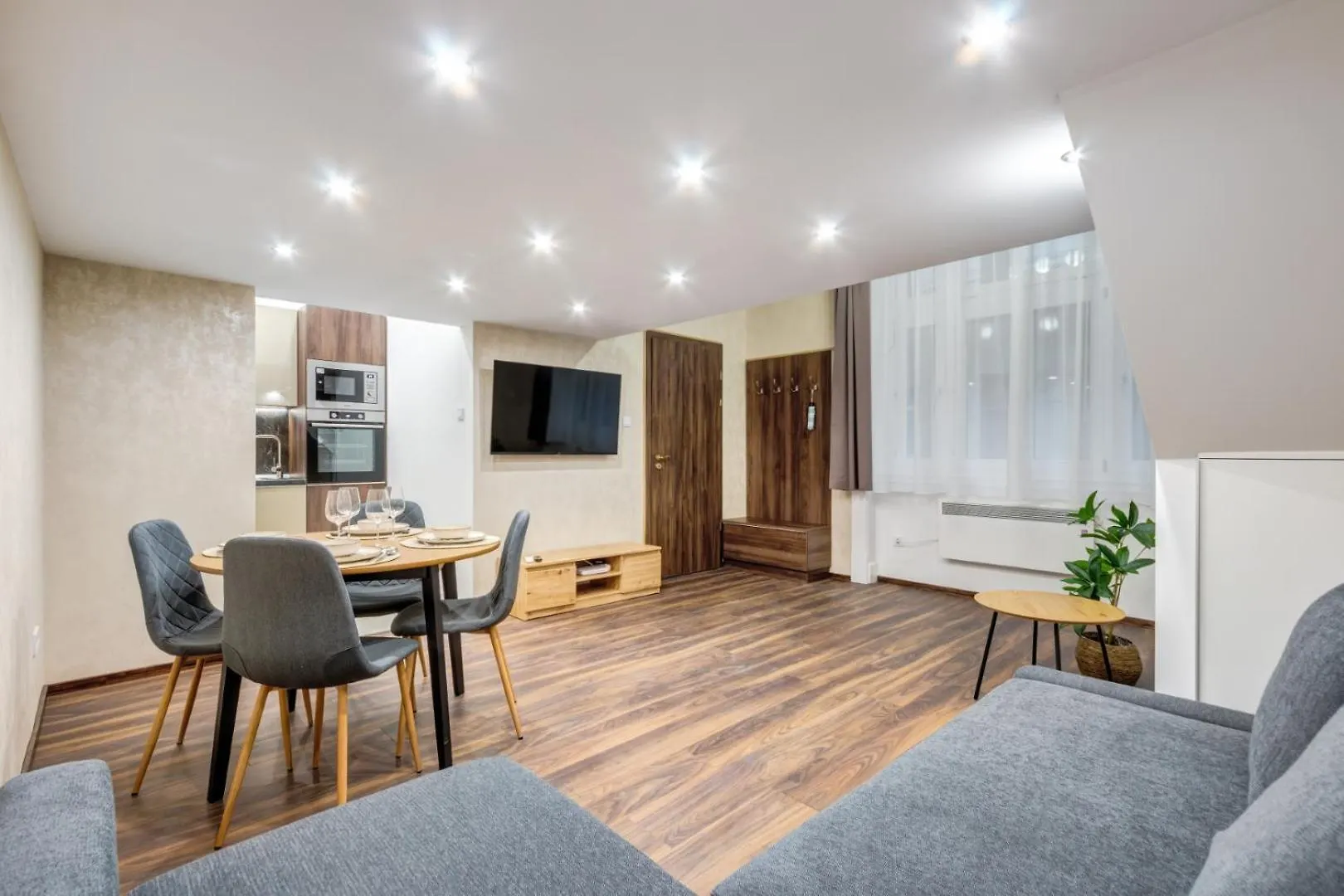 Mega Deal - Elegance - No Deposit Needed Budapest 0*,